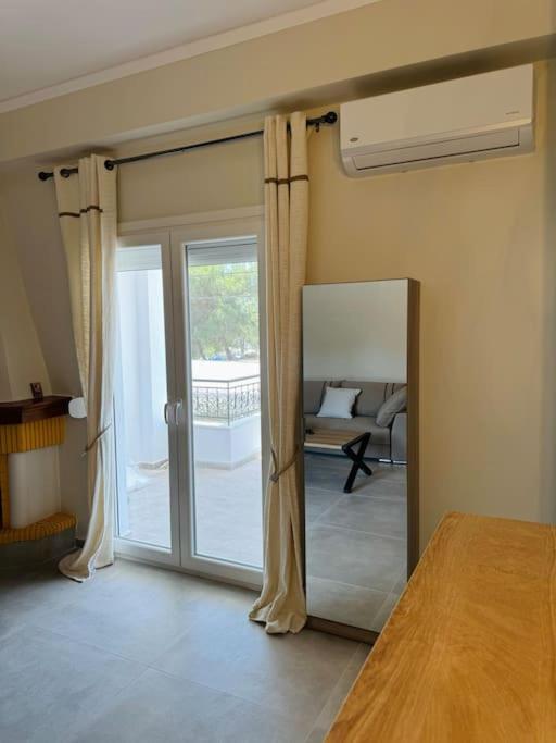 Seaviewapartment Ofrínion Exterior foto